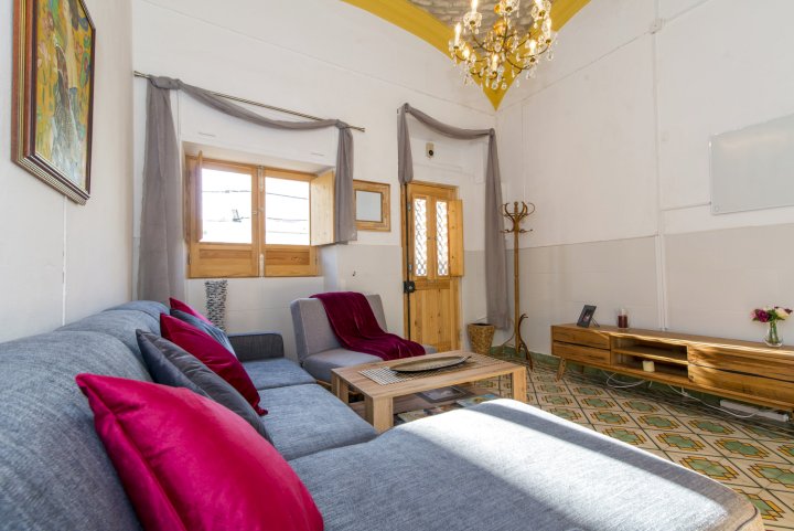 Charming Town House Just 500m from The Marina and Its Well Known Typical Market