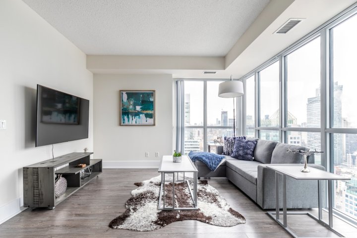 Luxury 1Br High Rise with King Bed - Views of DT!