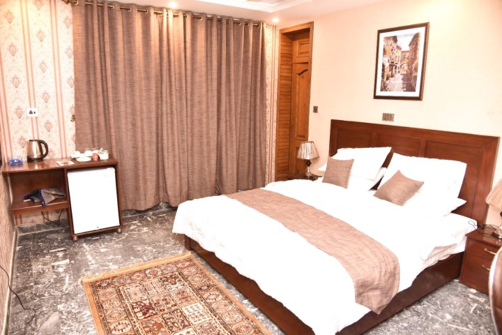 Tashreefaat Guest House - Beautiful Room in Center Islamabad