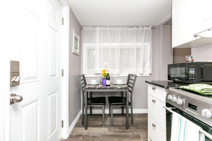 Newly Renovated Modern 1Br King Bed, Near Byward Market!
