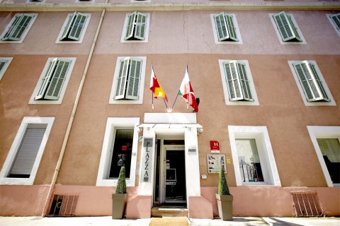 基里亚德尼姆中央酒店(Kyriad Nimes Centre)