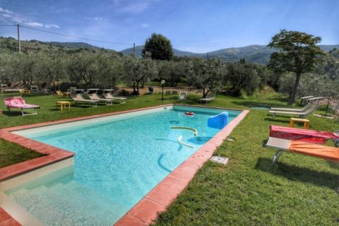 Charming Holiday Home in Tuscany with Pool