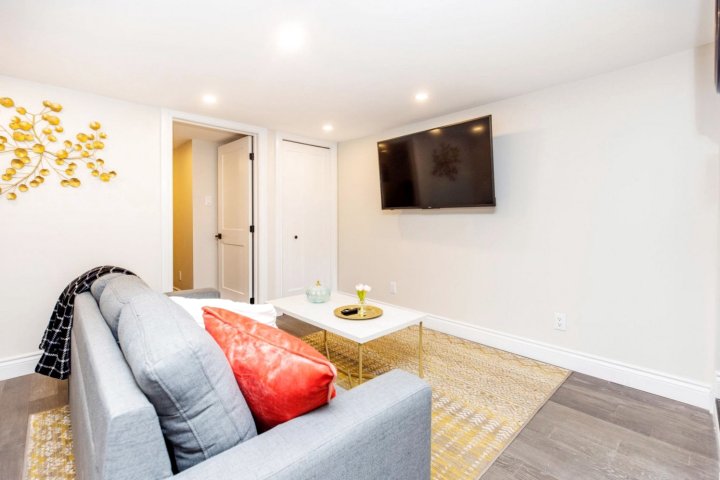 Prime Location - Upscale 1Br Apt with King Bed - Steps from Byward Market!