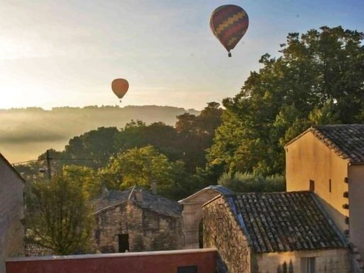 高棉科特迪瓦于泽斯住宿加早餐旅馆(La Maison Rouge d'Uzes B&B)