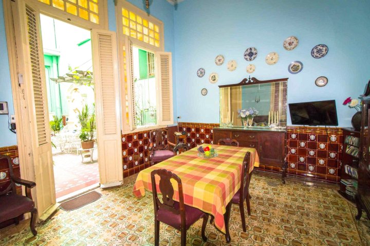 Casa Miriam y Sinaí, Room 1, Comfy Bedroom at Havana's Heart