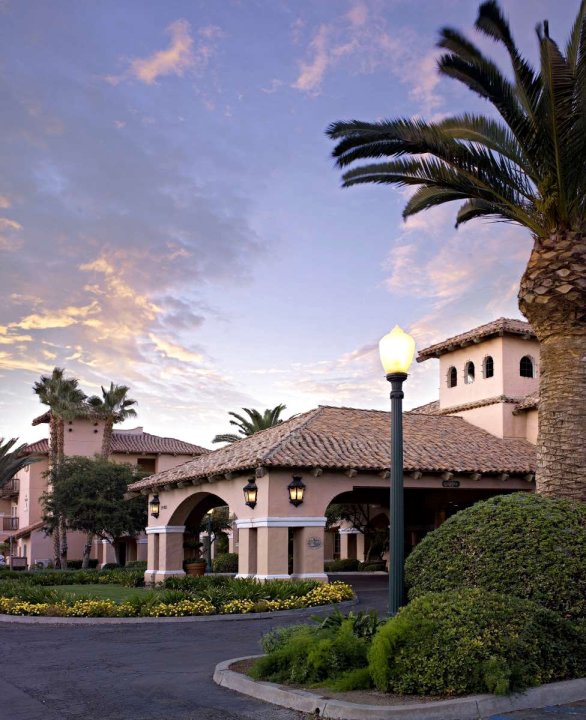 哈里斯牧场酒店(Harris Ranch Inn)