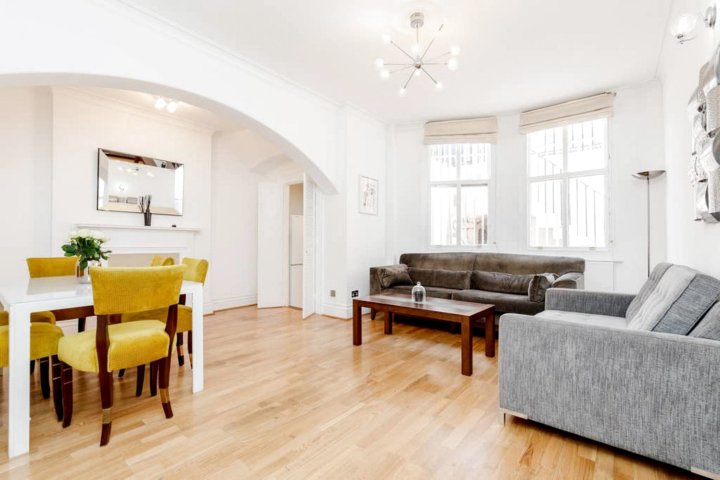 2 Bed, 2 Bath with Private Entrance in Kensington