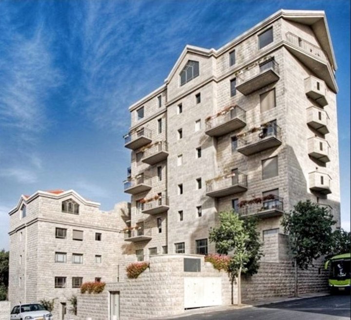 Beautiful Kosher Flat with Indoor Pool and Balcony