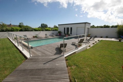 Luxurious Villa with Private Pool in Loctudy France