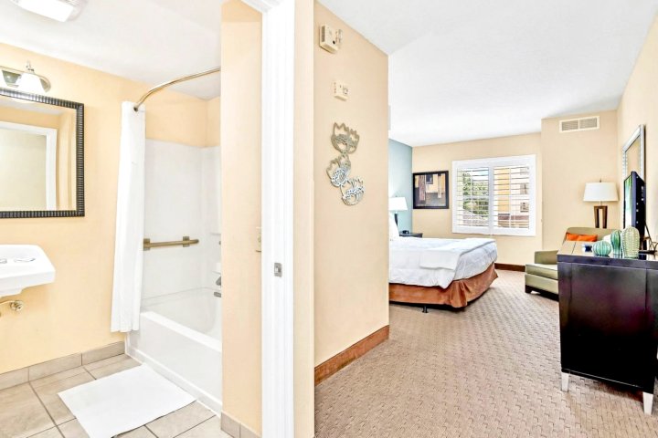 Near Disney - 1Br Executive Suite with King Bed - Pool and Hot Tub