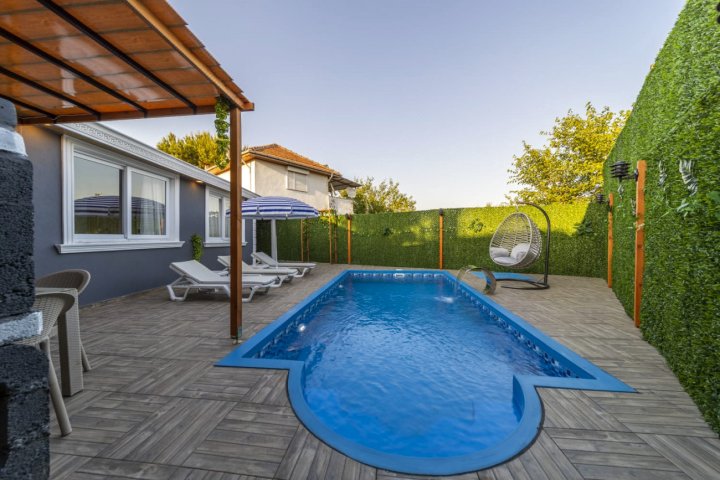 Villa with Private Pool Near Airport in Muratpasa