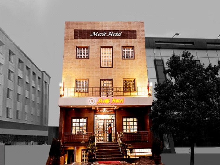 法布法特哈巴路二号酒店(FabHotel Fatehabad Road II)