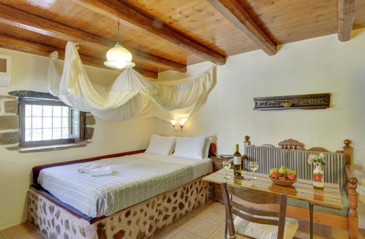 Traditional Hotel in a advantageous position west of Chania,