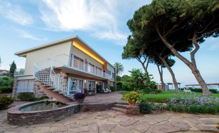 Catalunya Casas: Outstanding Seafront Villa for 16 People Just Minutes from Barcelona!