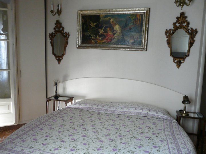 In the Center of Verona Rooms with Bathroom.