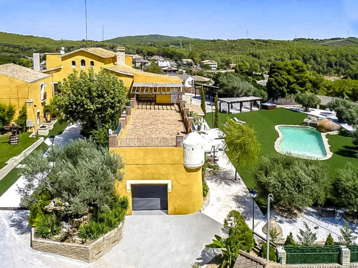 Catalunya Casas: Masia Can Trabal, Only 12 km to Sitges Beaches!