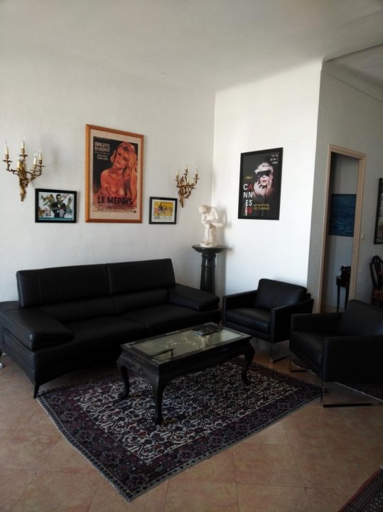 Three Bedroom Apartment on the Port in Cannes. Short Walk to the Palais. - 426