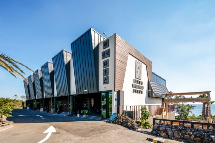 Seogwipo Black Land Lace Spa Pension