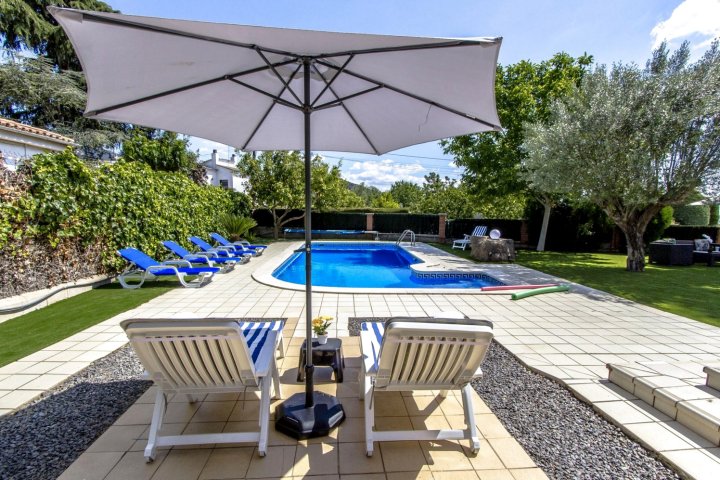 Catalunya Casas: Charming 12-Guest Villa with Private Pool, Just 33 km from Barcelona