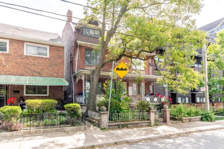 Newly Renovated 4 Bed 3 Bath House in DT Toronto