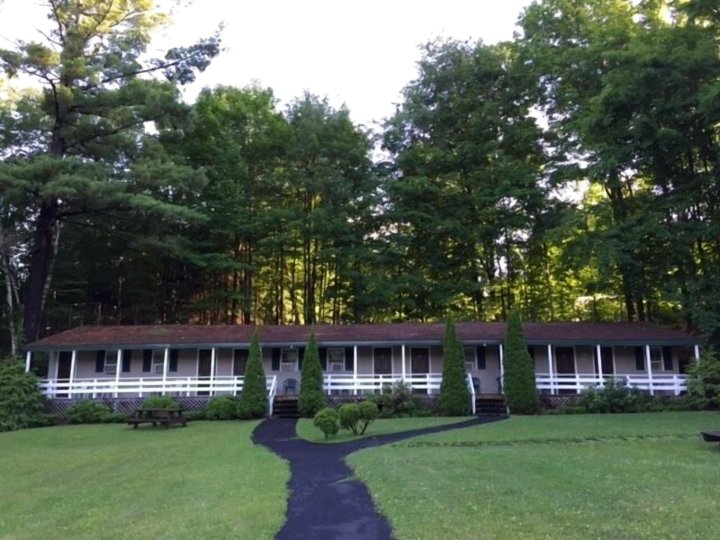 Adirondack Oasis Motel