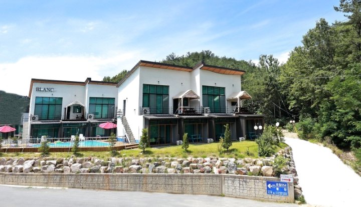 Gyeongju Blanc Pension (Outdoor Swimming Pool)