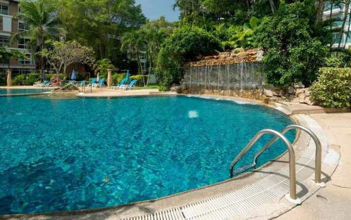 芭东海滩公寓酒店 - 附 55 寸智慧型电视/游泳池/快速无线上网/健身房(Patong Beach Gardens - Pool Fast WiFi Smart TVs)