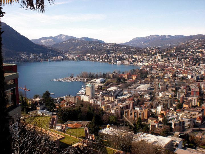 湖景和城市全景(Lake and City Panorama)