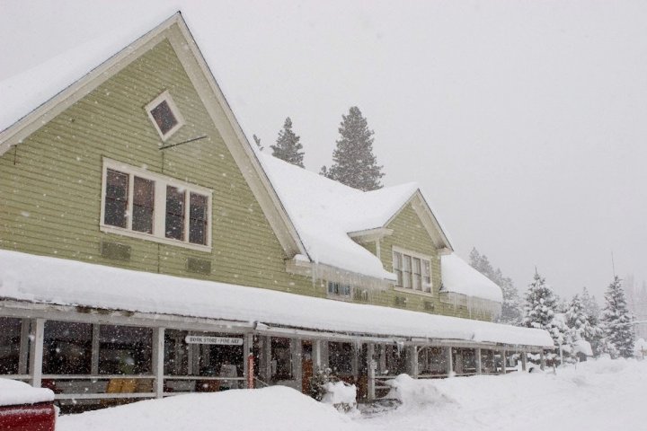 麦克劳德河商业酒店(McCloud River Mercantile Inn)