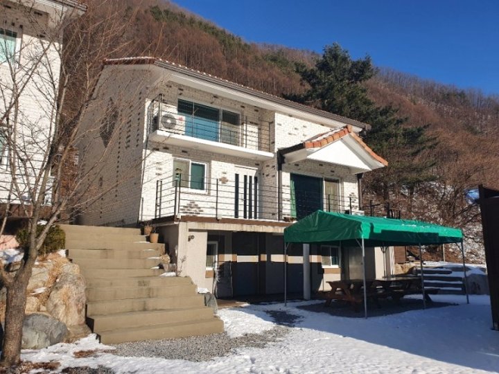 Yeongwol Neulpureun Pension Camping Site (Special Offer)