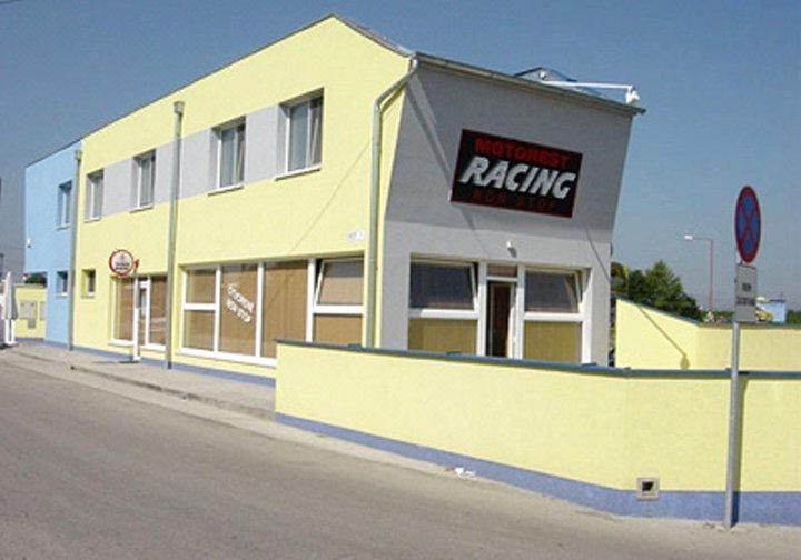 裴森莱辛汽车旅馆(Penzion Racing)