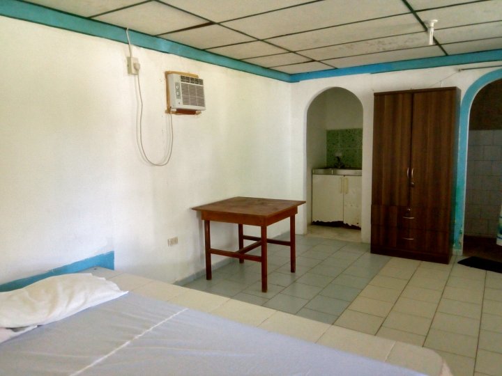 Apartment 5 with Aircon,1 Bathroom and 1 Bedroom