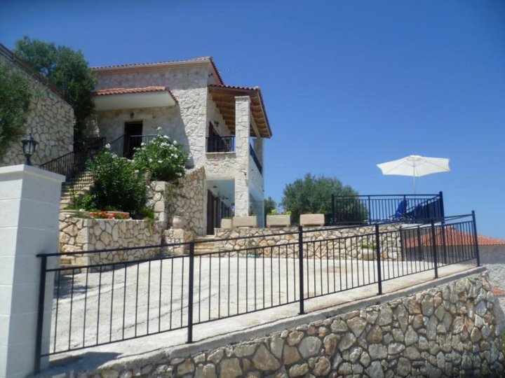 俯瞰爱奥尼亚海的Laurian别墅，带私人游泳池和壮丽景色(Villa Laurian Overlooking the Ionian Sea with Private Pool and Magnificent Views)
