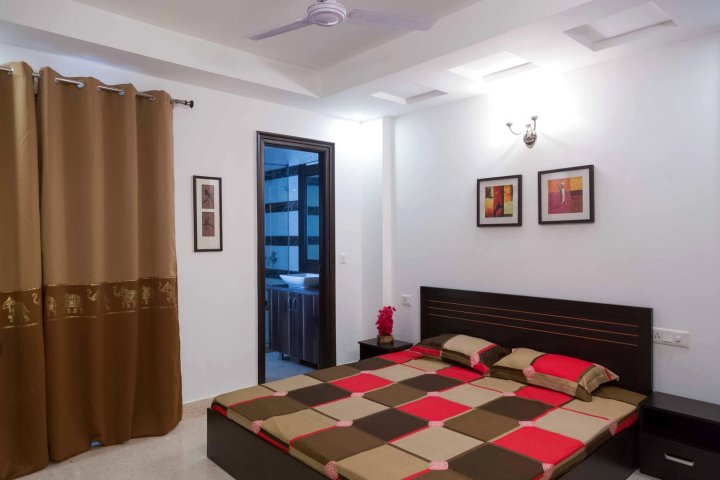 Bnb Defence Colony Woodpecker (Private Room) with AC and Wifi