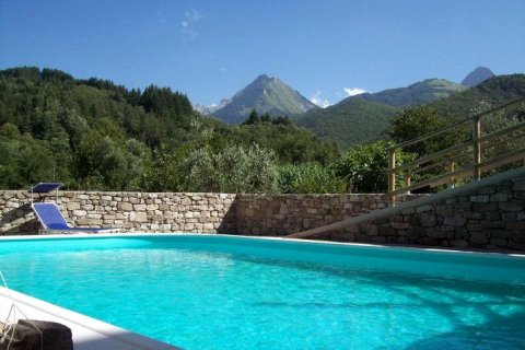 Ancient Farmhouse with Private Heated Hot Tub and Pool