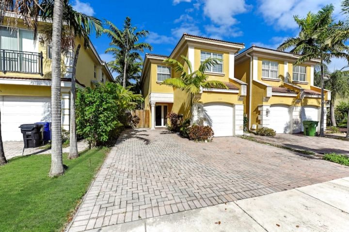 House with Pool Close to Shopping and Beach