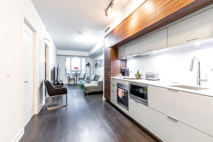 Modern 1Br with Unobstructed Views, in the Heart of DT Toronto