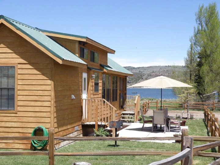 潘圭奇湖探险度假村(Panguitch Lake Adventure Resort)