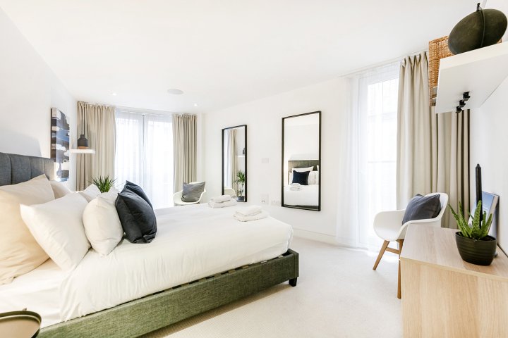 A LAVISH 2-BEDROOM 2-BATHROOM APARTMENT WITH LIFT IN COVENT GARDEN