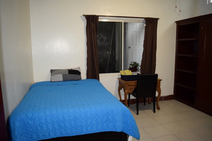 舒适的房间在共享的房子里(Room in House - Comoda Habitacion En Casa Compartida)