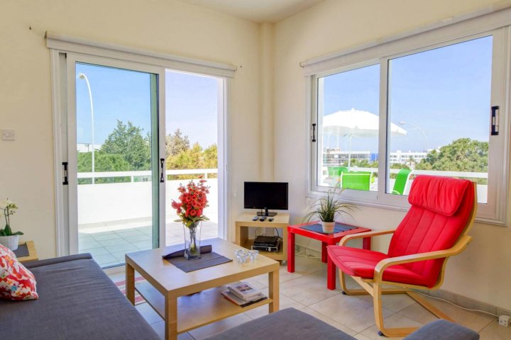 Large Modern 1 Bedroom Apartment - 500m from Beach