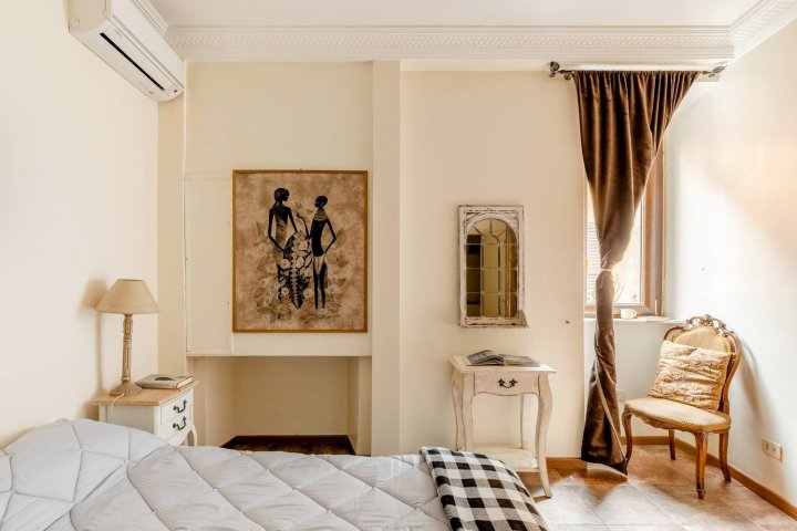 Rome Right in the Ancient Historical Center Two Bedrooms Two Bath. up to 6 Pax
