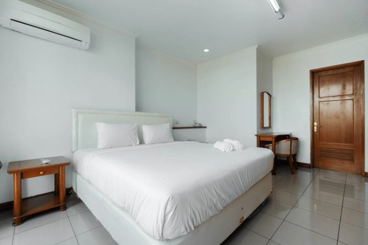 Fully Furnished and Cozy 2BR at Pondok Klub Villa Apartment By Travelio