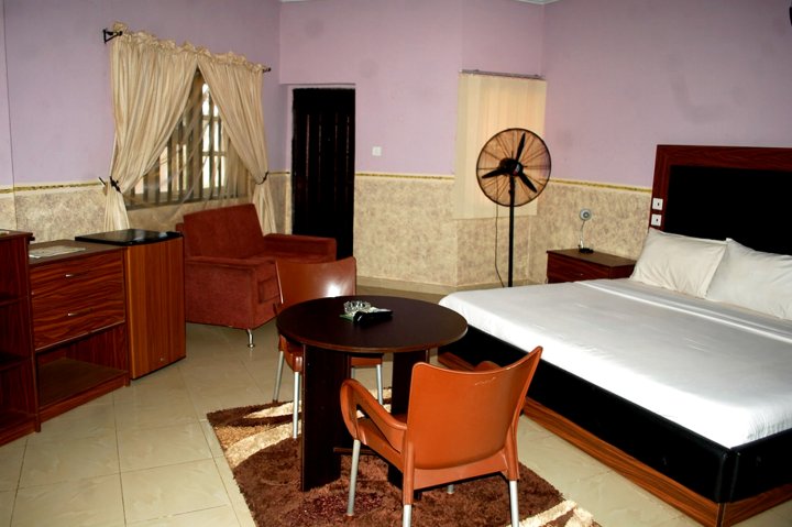 EPITOME HOTEL AND SUITES