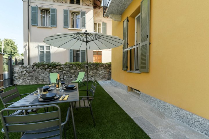 巴维诺的向日葵公寓1配有露台(Sunflower Apartment 1 with Terrace in Baveno)