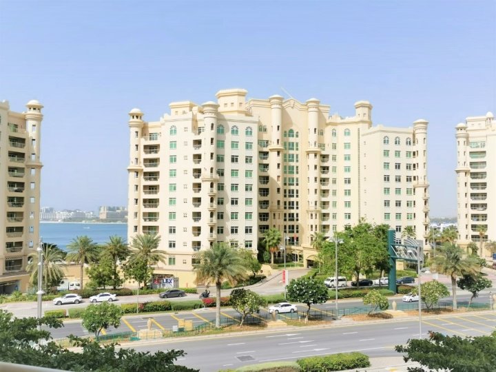 Luxury Stay at The Palm Shoreline Dubai