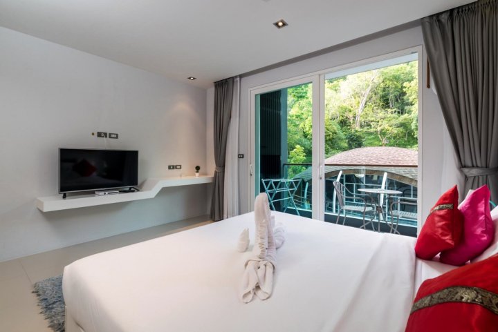 ET420 - Pool View Patong Studio with Pool and Shuttle to Beach