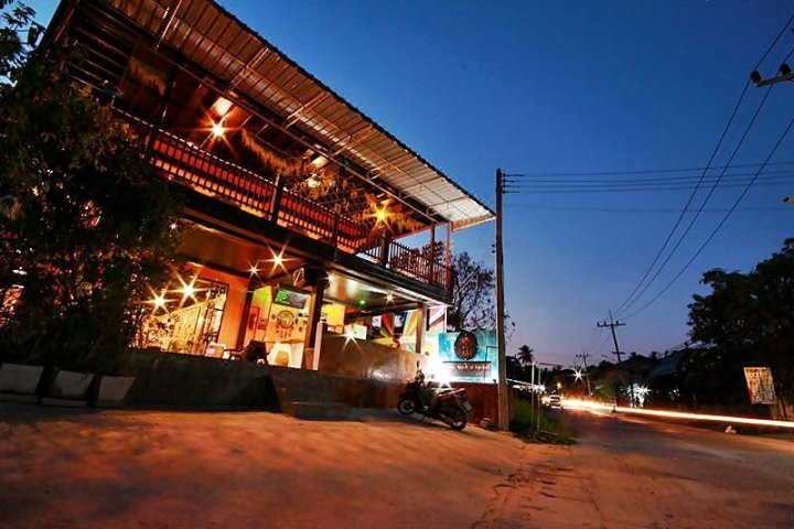 龟岛查洛克之家青年旅馆(Baan Chalok Hostel Koh Tao)