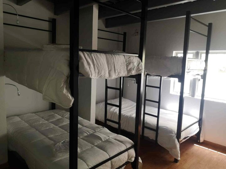 Top Location Hostel Room 4 Bunk Beds 8 People