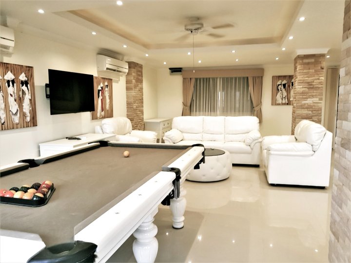 带台球桌的大型，时尚2卧室公寓在芭堤雅(Large, Stylish 2 Bed Apartment with Pool Table in Pattaya)